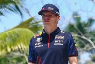 Vasco envia camisa a Verstappen após piloto revelar torcida pelo clube