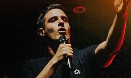 Influenciador evangélico acusado de abuso sexual é solto e comemora nas redes