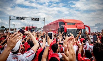 Torcida do Vila Nova "carrega" ônibus do time antes de decisão contra o ABC