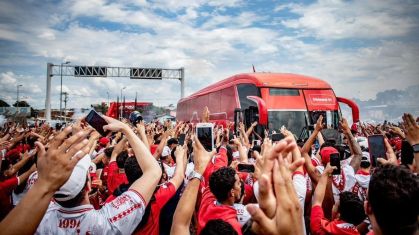 Torcida do Vila Nova "carrega" ônibus do time antes de decisão contra o ABC
