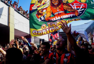 Torcida do Vitória faz festa no aeroporto e comemora acesso com jogadores