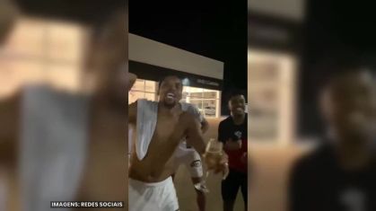 Jogadores do Vitória seguem festa mesmo depois de serem expulsos de hotel