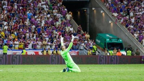 Weverton comemora gol do Palmeiras contra o Fortaleza na Arena Castelão