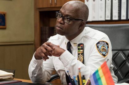 Ator Andre Braugher interpreta o capitão de polícia Raymond Holt em Brooklyn Nine-Nine
