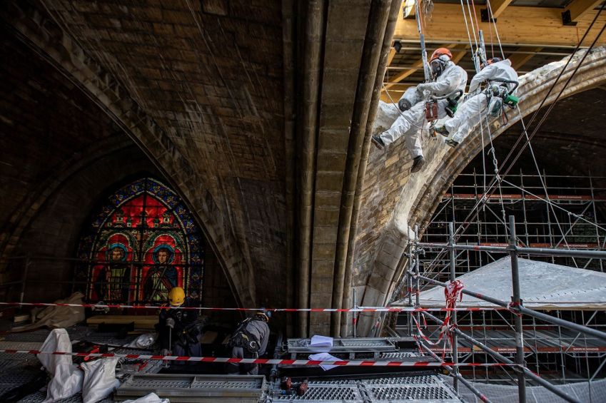 Trabalhadores envolvidos na restauração da catedral • Ian Langsdon/Pool/Reuters