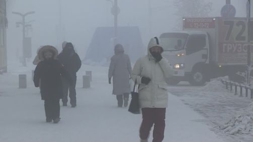 Pessoas se agasalham em Yakutsk, na Rússia, com onda de frio intensa