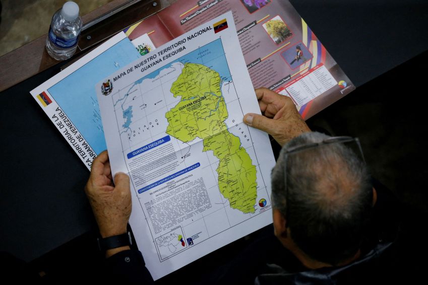 Membro da Assembleia Nacional segura mapa que mostra a disputada região de Esequibo como parte da Venezuela em Caracas 06/12/2024 REUTERS/Leonardo Fernandez Viloria / Reuters