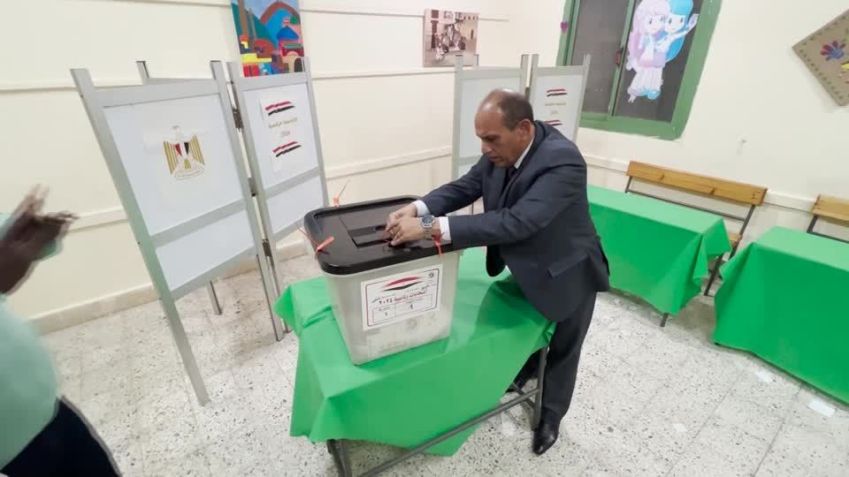 Cidadão egípcio deposita voto em urna no primeiro dia de eleição presidencial no EgitoReuters / Reuters