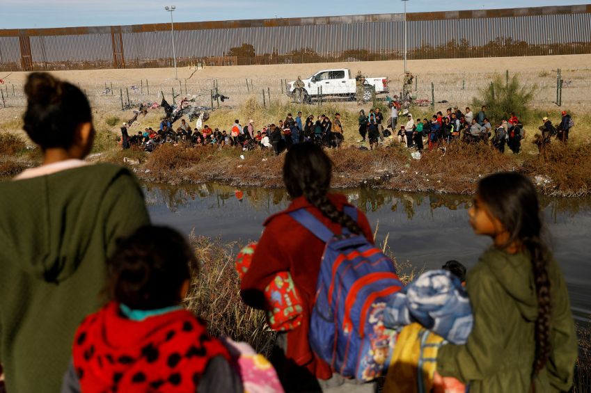 Migrantes em busca de asilo nos Estados Unidos se reúnem às margens do Rio Bravo, em Ciudad Juarez, no México 05/12/2023 / REUTERS/Jose Luis Gonzalez