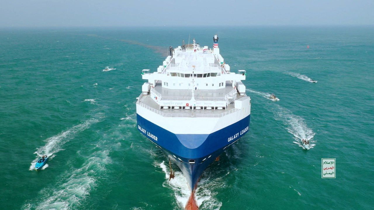 O navio de carga Galaxy Leader é escoltado por barcos Houthi no Mar Vermelho em foto divulgada em novembro 20/11/2023