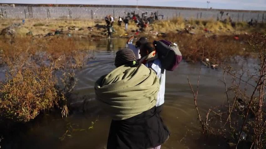 Imigrantes tentam cruzar a fronteira do México com os EUA / REUTERS