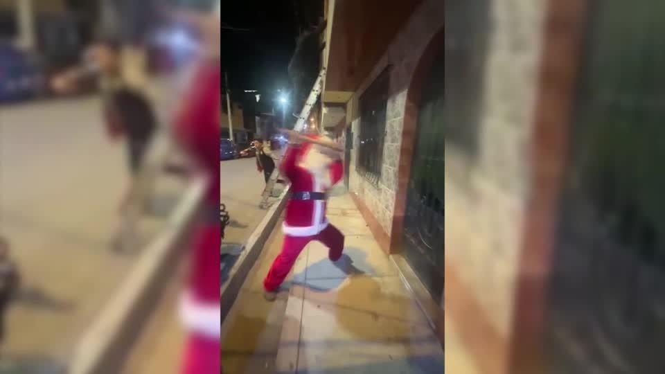 Santa Claus conducts anti-drug operation in Peru 8093LA-CHRISTMAS-SEASON_PERU_POLICE_O_
