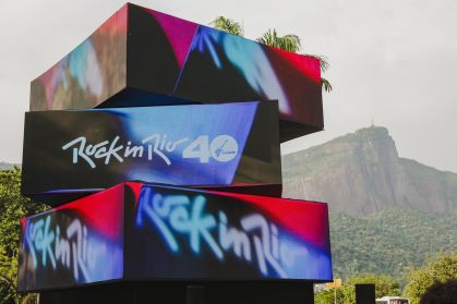 Painel de LED feito com o logo do Rock in Rio