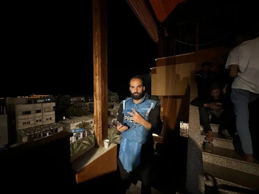 O jornalista Ahmed Elmadhoun foi a primeira pessoa em Gaza que El Helbawi ajudou a reconectar-se à internet através de um eSIM / Ahmed Elmadhoun/Arquivo Pessoal