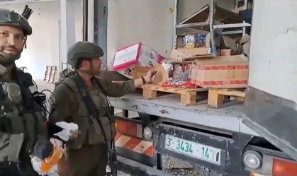 Soldado de Israel ateia fogo em caminhão de comida em Gaza