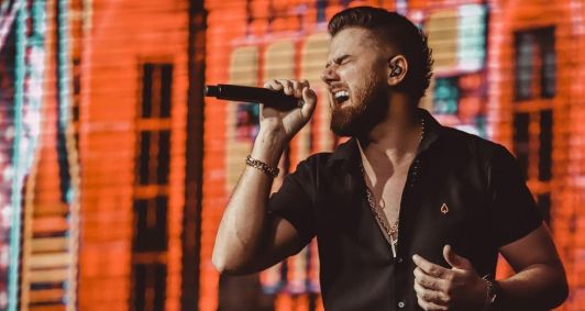 Cantor Zé Neto em apresentação