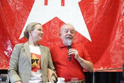 O presidente Luiz Inácio Lula da Silva (PT) em foto com a presidente do PT, Gleisi Hoffmann (PT-PR)
