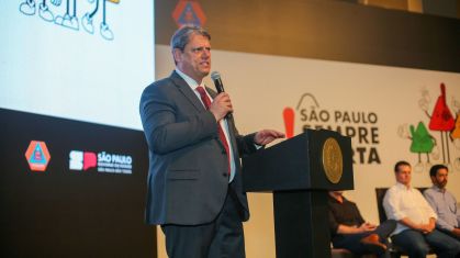 O governador de São Paulo, Tarcísio de Freitas (Republicanos), durante cerimônia no Palácio dos Bandeirantes