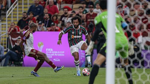 Marcelo tenta drible contra Percy Tau em lance que sofreu o pênalti do primeiro gol