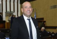 Esposa e filho de deputado estão entre presos em operação contra milícia na Bahia