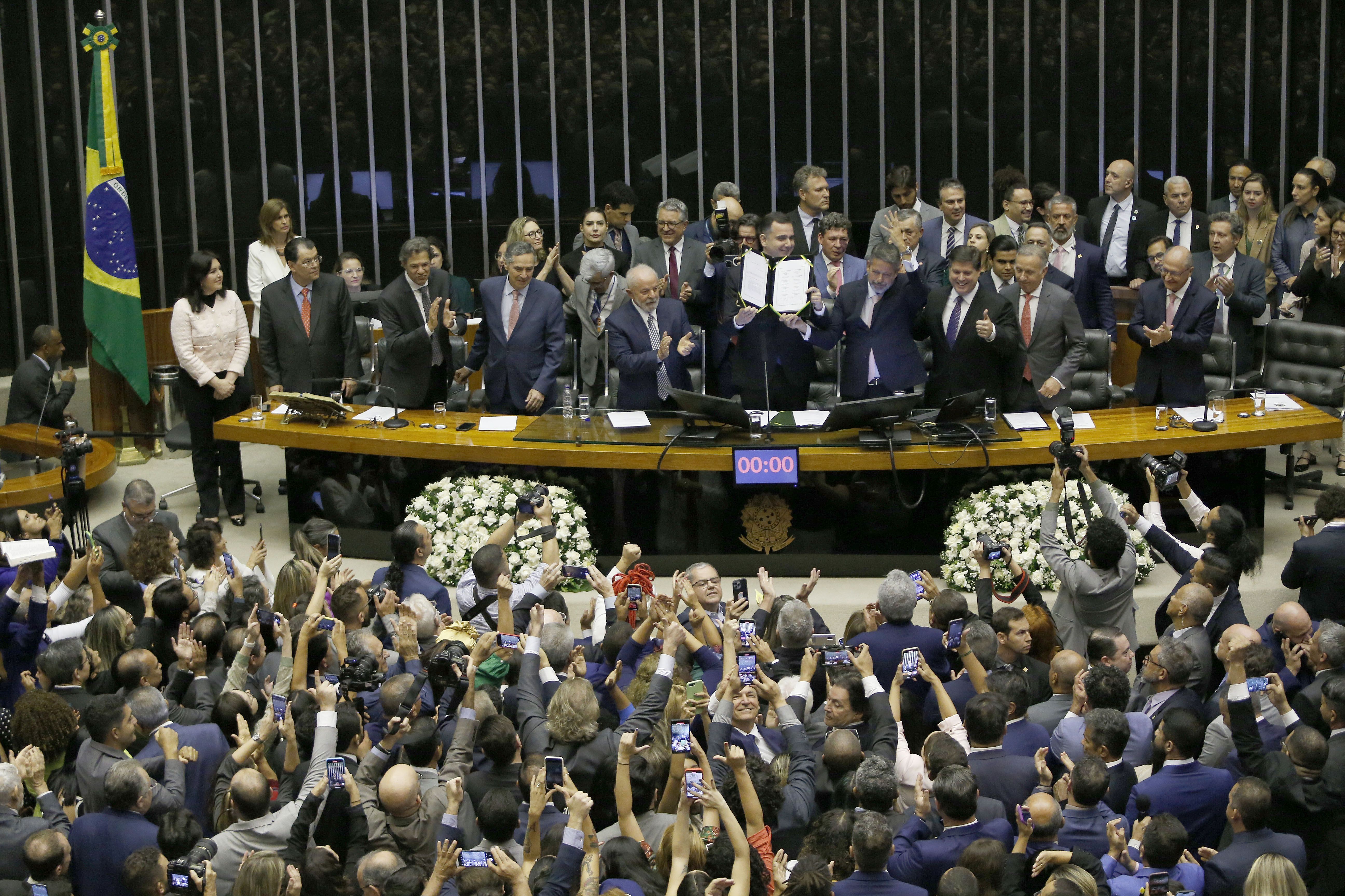 Deputados e senadores durante a sessão que promulgou a reforma tributária