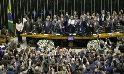 Deputados e senadores durante a sessão que promulgou a reforma tributária