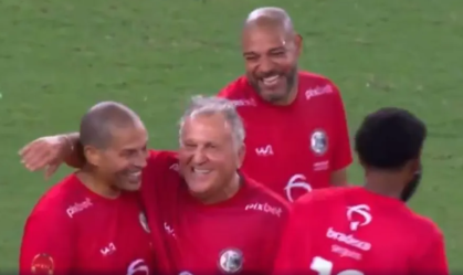 Ídolo do Palmeiras e Cruzeiro, Alex faz golaço em jogo das estrelas de Zico