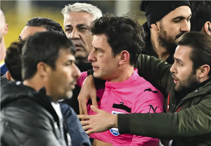 Árbitro ficou com o olho roxo após ser atingido por soco. / Emin Sansar/Anadolu/Getty Images