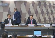 Dino se levanta antes de “rápida saudação” de Randolfe e Alcolumbre gargalha em sabatina; veja