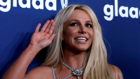 Britney Spears é alertada por beber e fumar em voo, diz site
