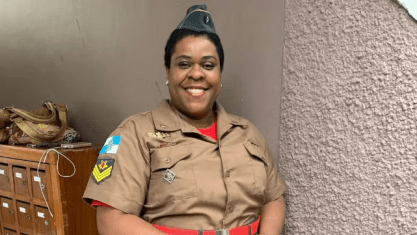 Cacau Protásio com a farda do Corpo de Bombeiros do Rio de Janeiro durante gravação do filme "Juntos e Enrolados"