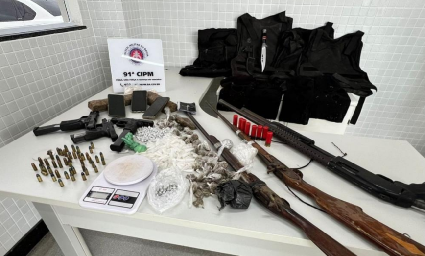 Armas foram encontradas com os suspeitos