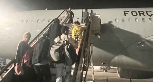 Repatriados de Gaza embarcaram em Cairo, no Egito, rumo a Brasília