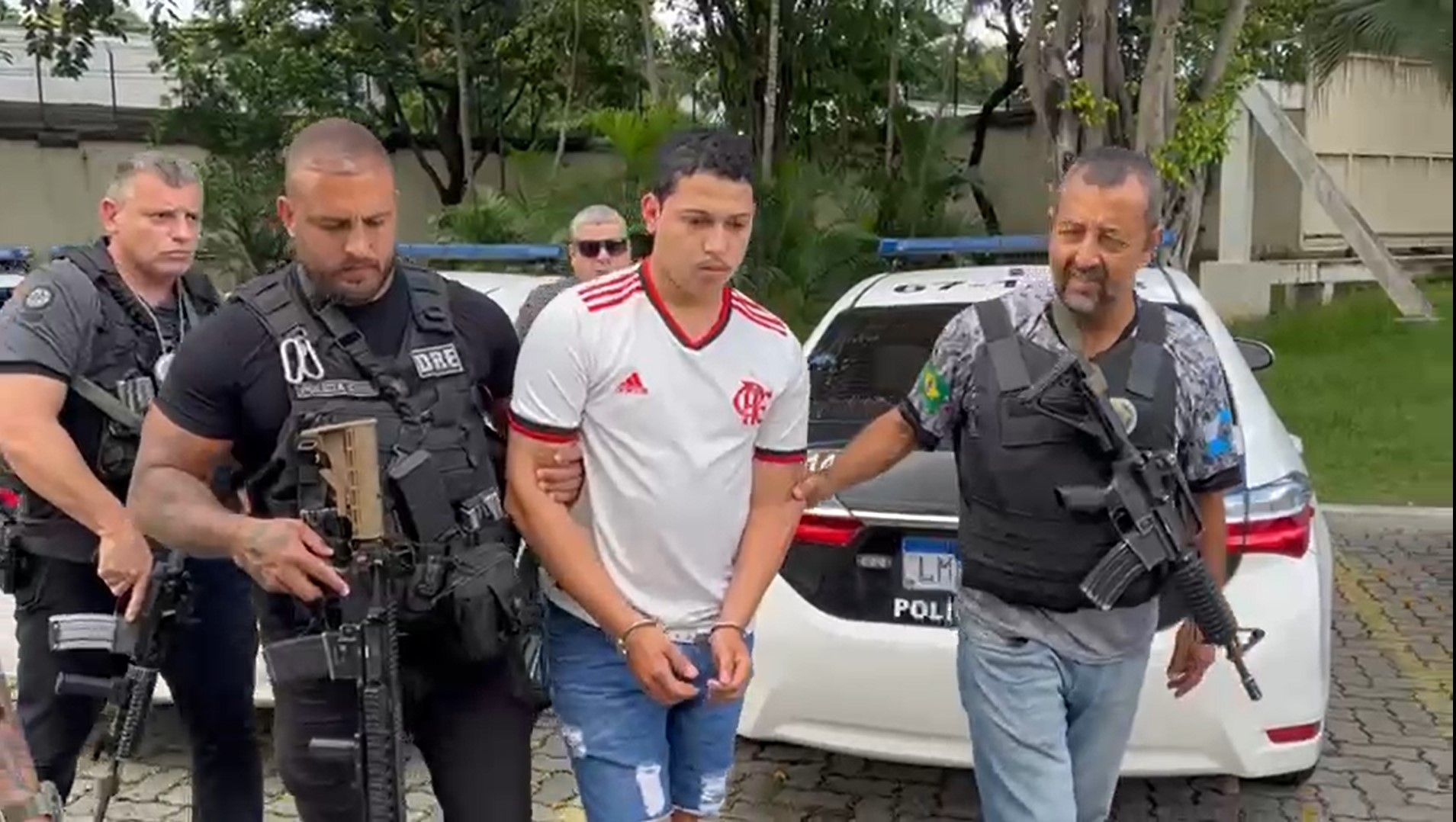 Momento em que o preso é levado para a delegacia no Rio