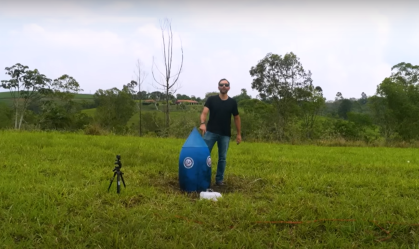 Manual do Mundo usa pedra e água para decolar um foguete