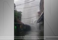 Adutora rompe na Pavuna, zona norte do Rio, alaga ruas e interrompe fornecimento de água para moradores