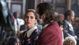 Lady Gaga como Arlequina e Joaquin Phoenix como Coringa em nova foto de &quot;Coringa: Delírio a Dois&quot;