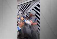 Vídeo: Funcionários da Enel tentam derrubar portão de cliente após discussão no ABC Paulista
