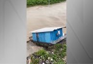 Vídeo: casa é arrastada pela chuva em Manaus