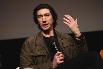 Adam Driver em evento de divulgação do filme "Ferrari", no qual estrela como Enzo Ferrari, criador da marca automobilística