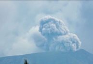 Vulcão entra em erupção e 11 alpinistas morrem na Indonésia