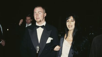 Elijah Blue Allman e sua mãe, a cantora e atriz norte-americana Cher, em um baile beneficente da Revlon UCLA Women Cancer Centre, na 20th Century Fox Studios, na Califórnia, em dezembro de 1994