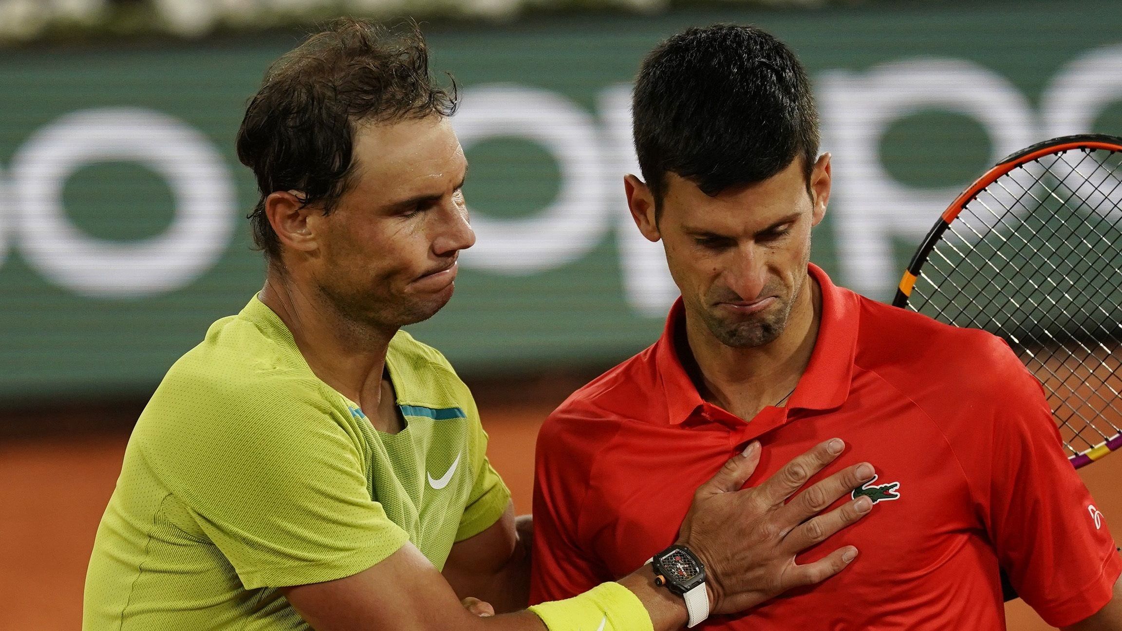 Rafael Nadal e Novak Djokovic em quadra em Roland-Garros em 2022