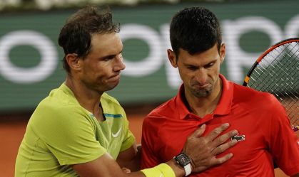 Rafael Nadal e Novak Djokovic em quadra em Roland-Garros em 2022
