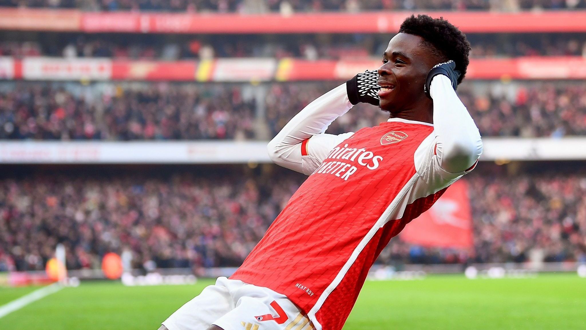 Saka comemorando gol na vitória sobre o Wolverhampton