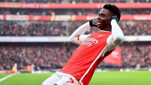 Saka comemorando gol na vitória sobre o Wolverhampton