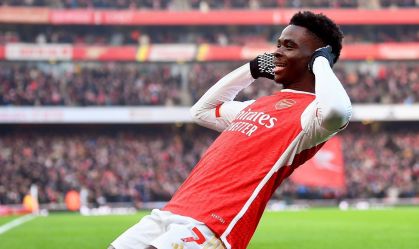 Saka comemorando gol na vitória sobre o Wolverhampton