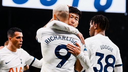 Richarlison comemora um dos gols da goleada do Tottenham sobre o Newcastle
