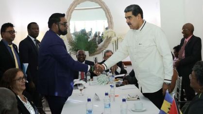 Irfaan Ali, presidente da Guiana, e Nicolás Maduro, presidente da Venezuela, se cumprimentam após reunião sobre disputa por Essequibo em São Vicente e Granadina