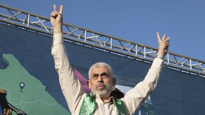 Yahya Sinwar, o líder eleito do Hamas, aparece durante uma cerimônia em homenagem aos combatentes mortos por ataques aéreos israelenses no Estádio de Futebol Yarmouk em 24 de maio de 2021 na Cidade de Gaza • Laurent Van der Stockt/Getty Images